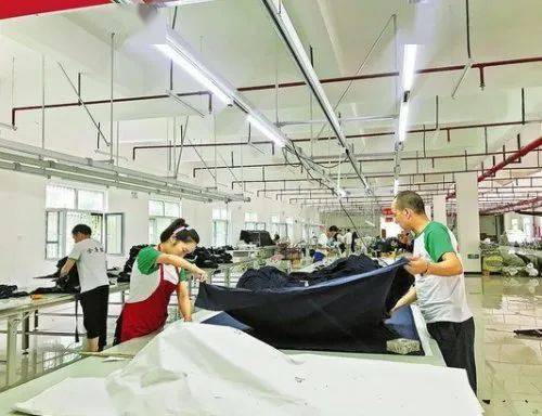 山阳一扶贫加工厂年产服装30万件