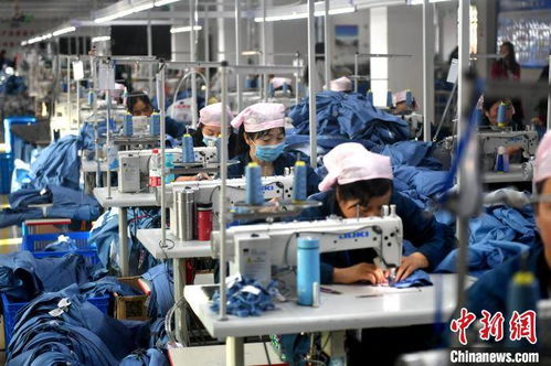 探访甘肃省临洮县服装厂里的 扶贫车间